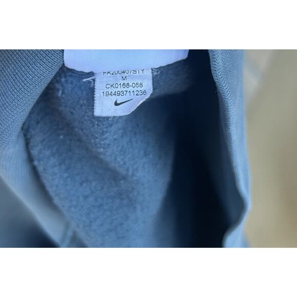 Nike Cropped Sweatshirt Womens M Oversized Pullover Crew Neck Embroidered - Picture 4 of 4